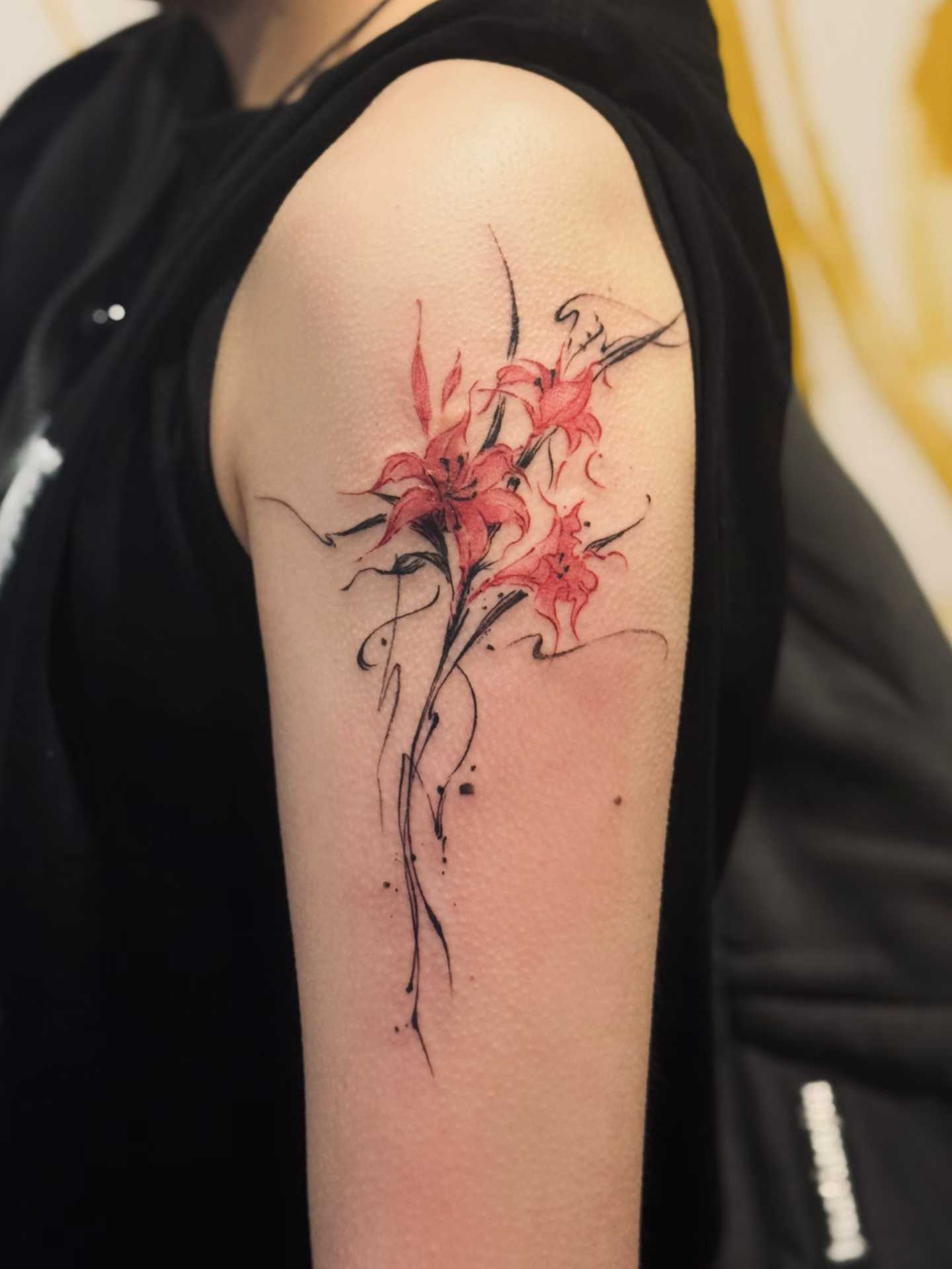 红黑抽象花卉纹身作品