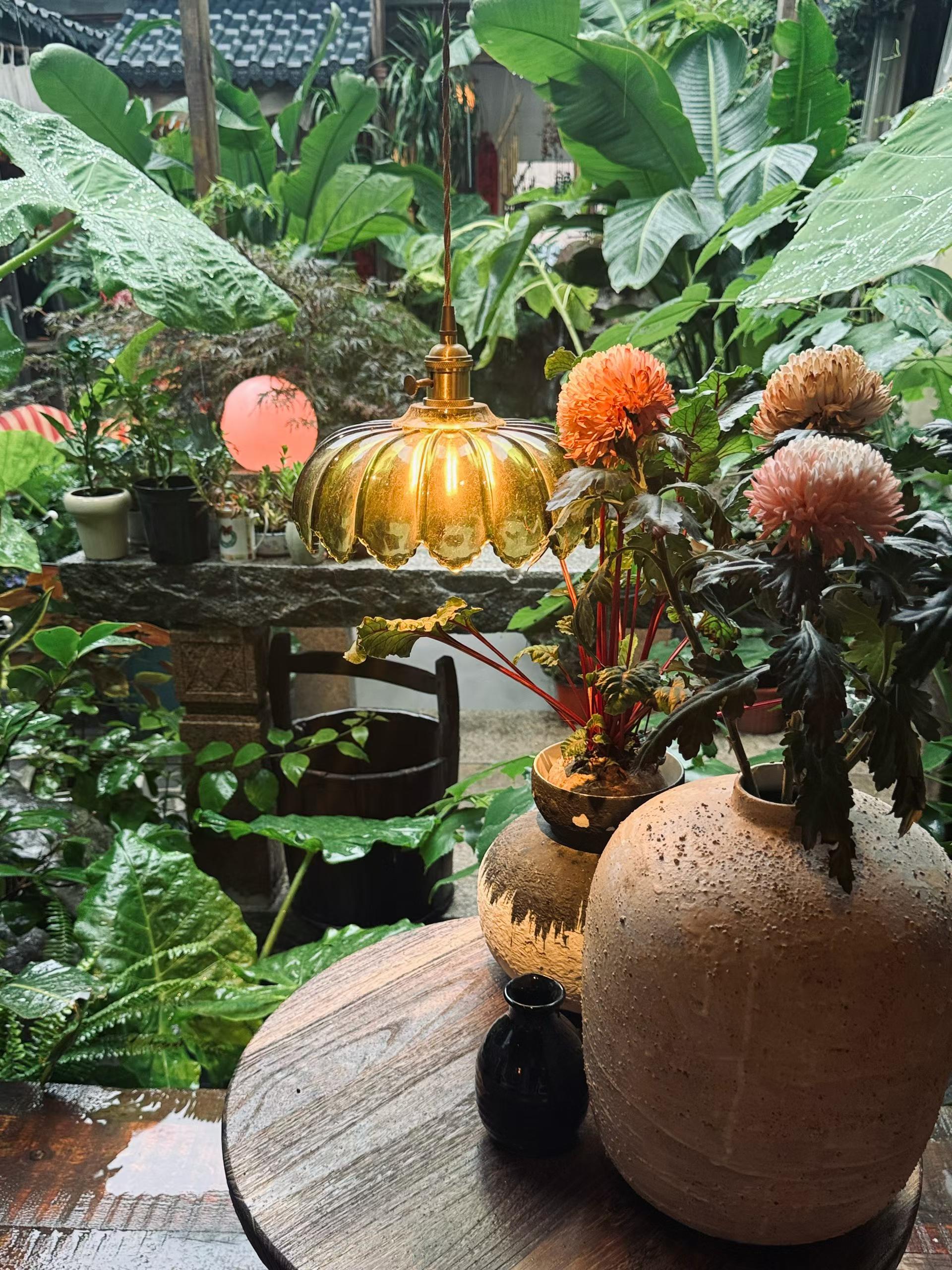 茶馆植物、花器与暖色吊灯