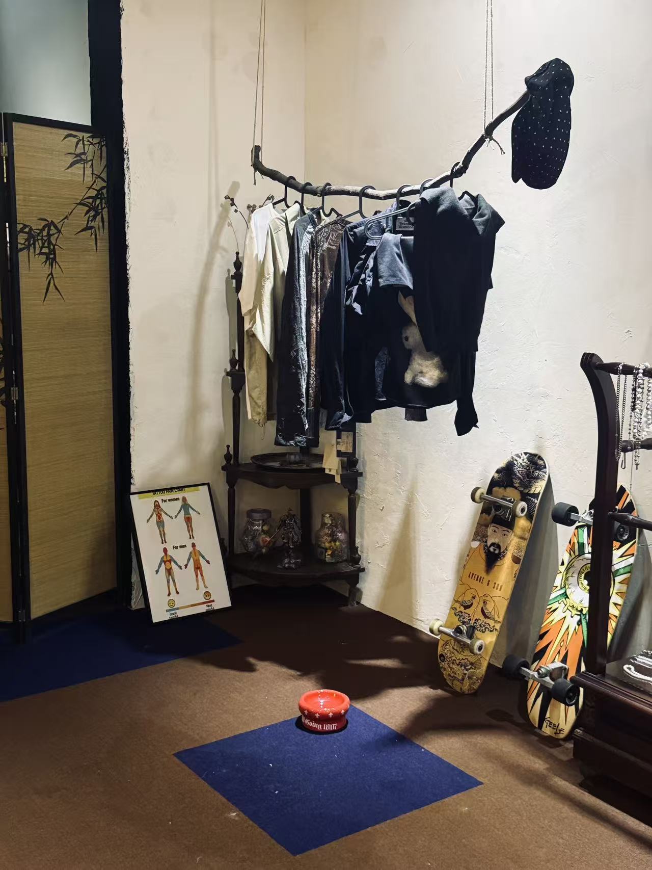 茶馆内的纹身工作空间与滑板陈设